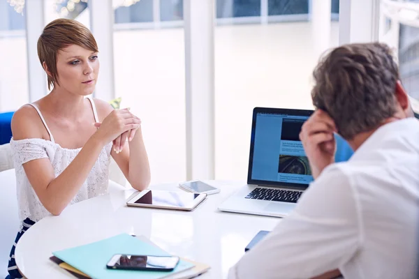 Apparent disagreement between male and female partners during business meeting — Stock Photo, Image