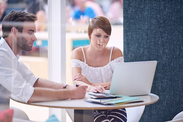 Kobiet student praca na laptopie z mężczyzna mentora pomaga jej — Zdjęcie stockowe