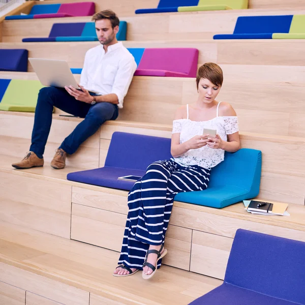 Frau schreibt SMS am Telefon und Mann surft mit modernem Notizbuch — Stockfoto