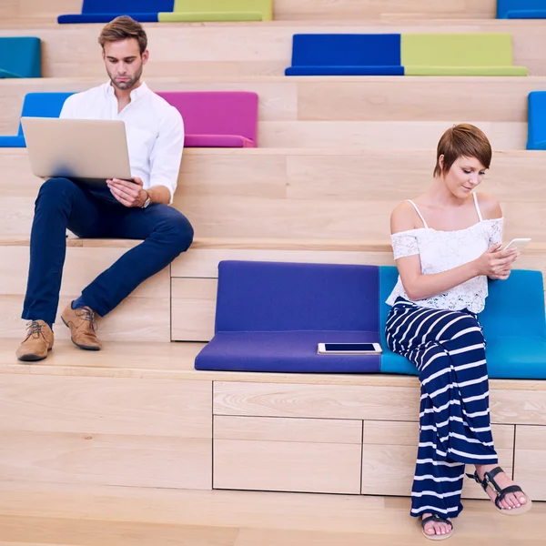 Kadın manifatura telefon ve modern defter ile tarama adam