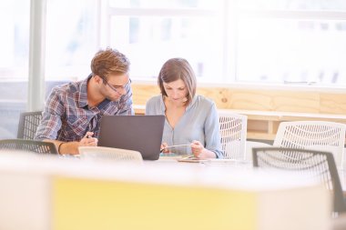 iş adamı ve kopya alanı ile birlikte çalışan kadın