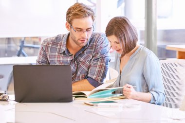 Yoğun çalışma office yetişkin erkek ve kadın iş ortakları