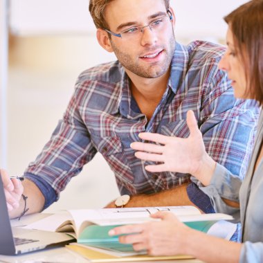 Adam gözlerindeki sevgi ile kadın arkadaşı arıyor