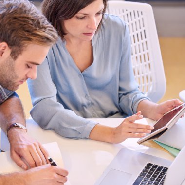 erkek ve kadın birlikte yakın bir ofiste iş yerinde çalışma