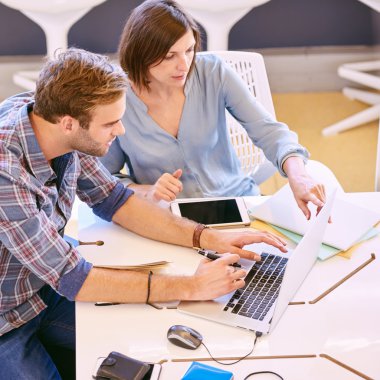 Birlikte daha fazla elde etmek için erkek ve kadın profesyonel çalışma