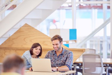 Mutlu gülümseyen adam yoğun kadın ortağı ile çalışma