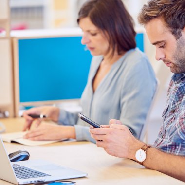 Onun telefon içinde belgili tanımlık geçmiş kadın ile adam manifatura