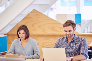 Erkek ve kadın yan yana iş başında zor