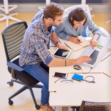 Zor laptop ekrana bakarak çalışma geçici iş ortakları