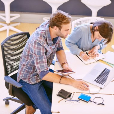 İşadamı kadın meslektaşı dizüstü bilgisayar üzerinde çalışan