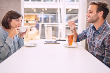 Genç yakışıklı bir yabancı ile onun ilk tarihte