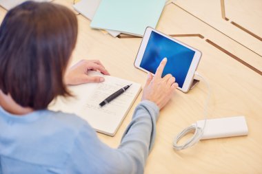 kadın omuz atış üzerinde onun tablet kilidini