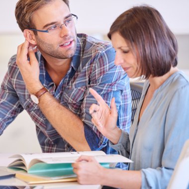 Adam gözlerindeki sevgi ile kadın arkadaşı arıyor