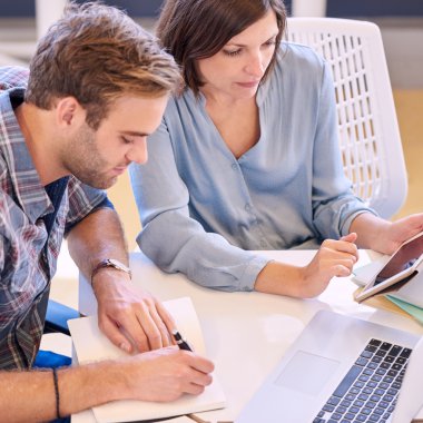 erkek ve kadın birlikte yakın bir ofiste iş yerinde çalışma