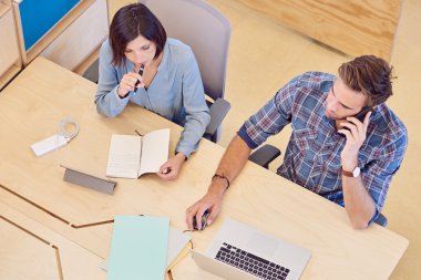 Karışık Cinsiyet iş ortakları onların gelecekteki mali stratergy hakkında düşünme