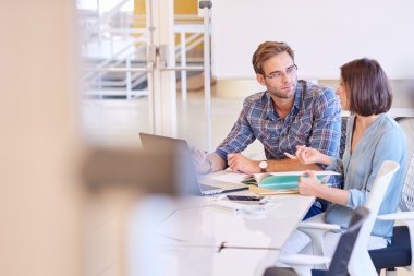 İş adamı ve birlikte konferans odasında çalışan kadın