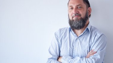 Silah ile olgun adam kameraya gülümseyen geçti