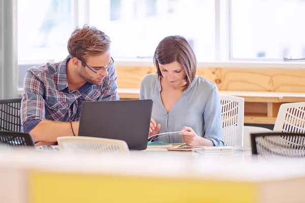 Profesionales empresariales masculinos y femeninos que trabajan juntos en la oficina — Foto de Stock