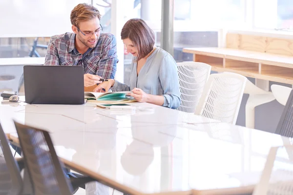 İş adamı ve birlikte konferans odasında çalışan kadın