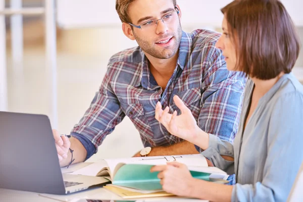 Serbest üretim ortağı ile bir toplantı mı Tasarımcısı