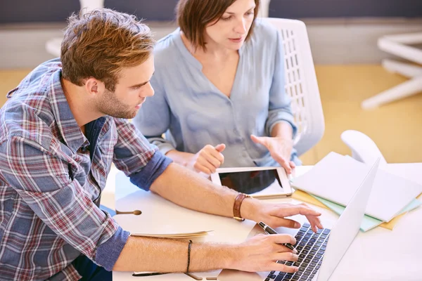 Birlikte daha fazla elde etmek için erkek ve kadın profesyonel çalışma