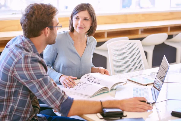 Mann und Frau studieren gemeinsam, um ein höheres Potenzial zu erschließen — Stockfoto