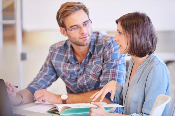 Teknik iş onun erkek meslektaşı açıklayan profesyonel iş kadını