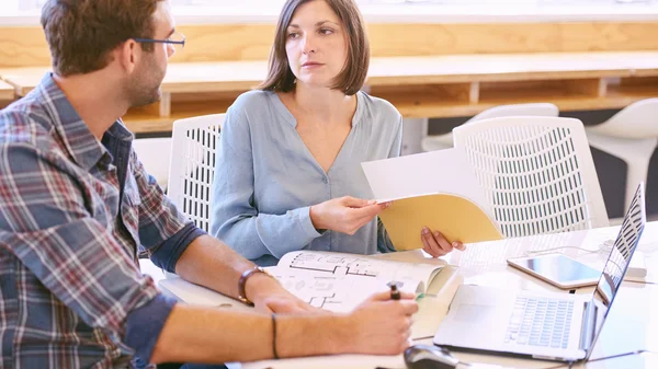 Tutora femenina preparada para su sesión con un estudiante masculino — Foto de Stock