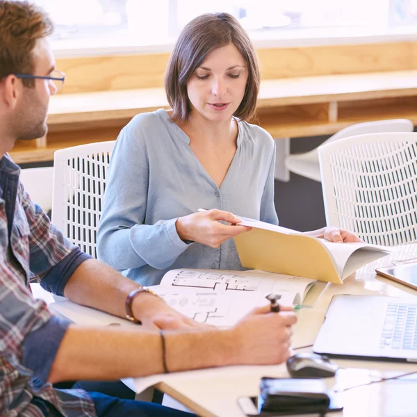 Kadın öğretmen erkek öğrenci evde özel bir sınıf veren