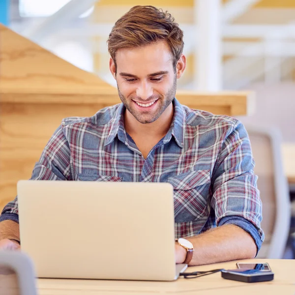 Adulto estudante do sexo masculino sorrindo para ele digita em seu caderno — Fotografia de Stock