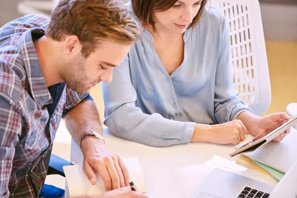 birlikte iyi çalışan kadın ve adam kapat