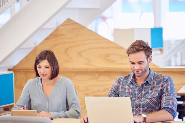 Erkek ve kadın yan yana iş başında zor