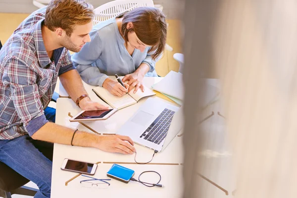 erkek ve kadın kopya alanı ile çalışma genel gider görüntü