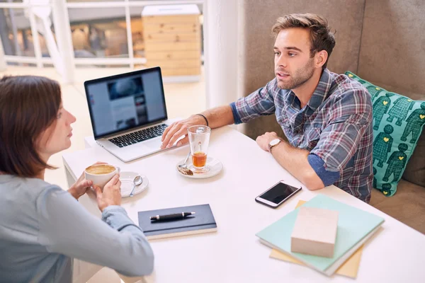 Man and woman conducting a business meeting in local cafe — Stock Photo, Image