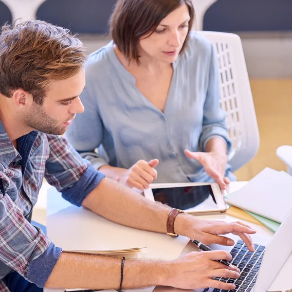 Birlikte daha fazla elde etmek için erkek ve kadın profesyonel çalışma