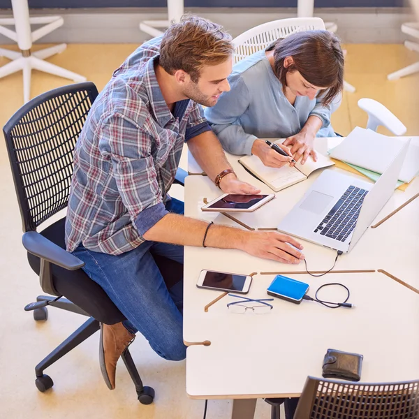 Zor laptop ekrana bakarak çalışma geçici iş ortakları