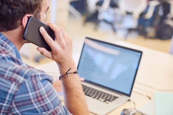 Shot of man talking on the phone from behind him — Stock Photo, Image