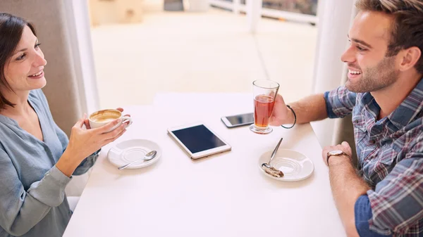 Gamla vänner att ha ett bra samtal i modernt kafé — Stockfoto