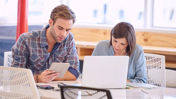 Socios comerciales adultos masculinos y femeninos ocupados trabajando en la oficina — Foto de Stock