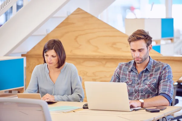 Erkek ve kadın girişimci birbirlerine çalışma