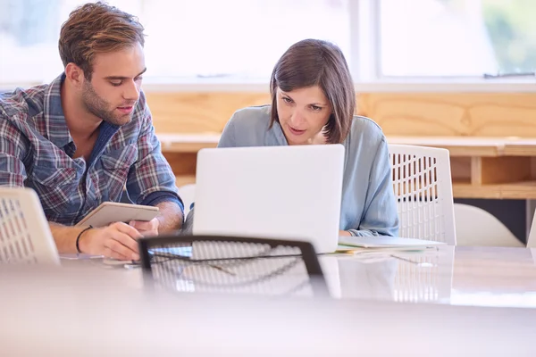 Yetişkin beyaz adam ve birbirlerine çalışan kadın