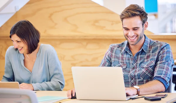 Mann und Frau arbeiten hart nebeneinander — Stockfoto