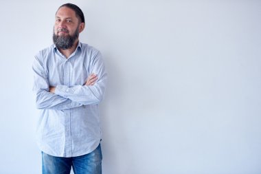 Olgun Yetişkin adam beyaz duvara geçti silah ile gülümseyen