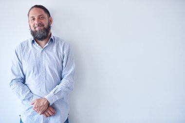 Subltely kamera gülümseyen büyük sakallı olgun adam