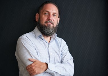Sakal silvering ile yakışıklı olgun adam portresi