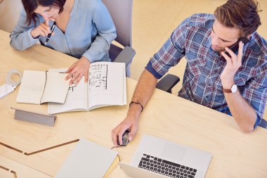 Karışık Cinsiyet iş ortakları onların gelecekteki mali stratergy hakkında düşünme