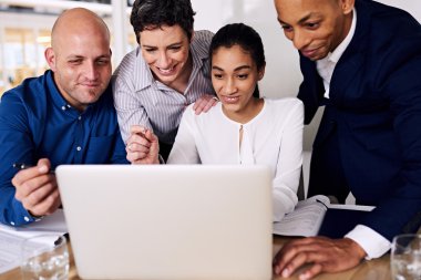 şirket yöneticileri aynı laptop arıyorum