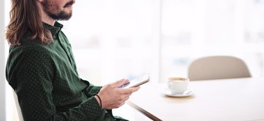 bir tablet tutan adam 