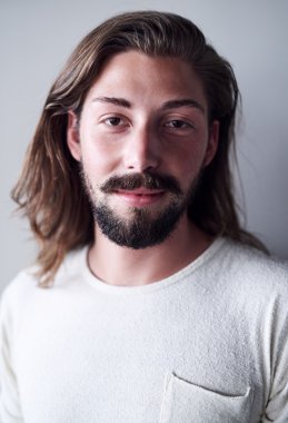 uzun saçlı sakallı adam