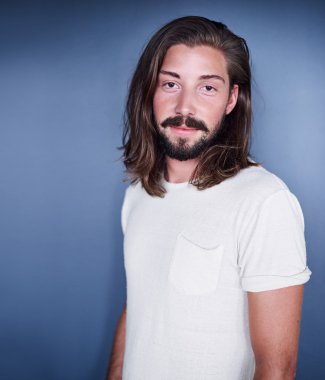 adam uzun gevşek Kahverengi saç ve sakal